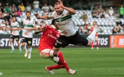 Foto: Robson Mafra/AGIF – Coritiba empatou com Inter na última rodada e soma 35 pontos na tabela do Brasileiro
