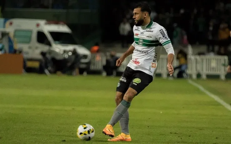 Robson Mafra/AGIF – Luciano Castan, atuando com a camisa do Coritiba