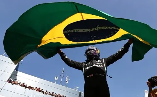 Hamilton comemorando a vitória em Interlagos, em 2021. Créditos: Mark Thompson/Getty Images