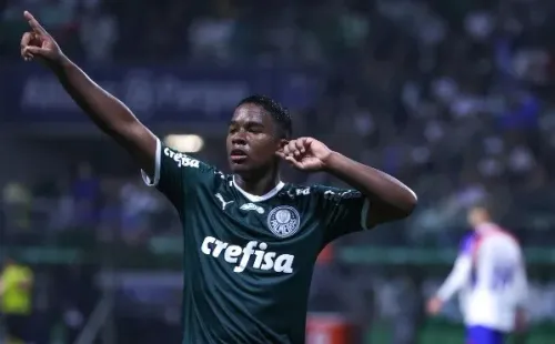 Marcello Zambrana/AGIF/ Endrick comemorando gol contra o Fortaleza.