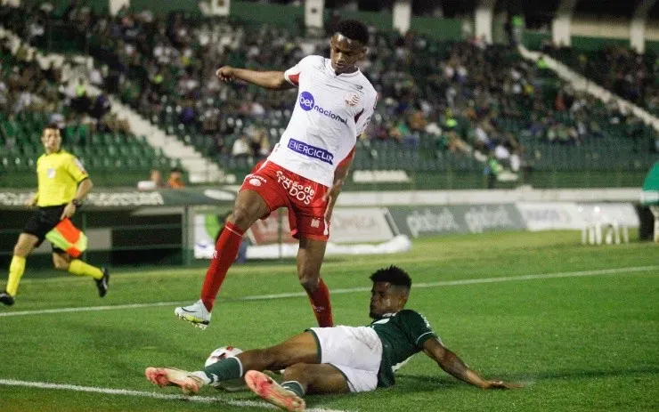 Rogério Capela/AGIF – Anilson, jogador do Naútico, em disputa com Jamerson, jogador do Guarani