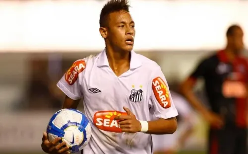 Foto: Ricardo Saibun – Neymar era o grande destaque do Santos naquele período Foto: Divulgação/Santos FC – Jogadores comemoram um dos gols do Santos no jogo