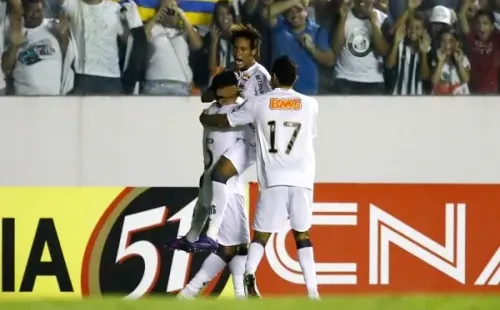 Foto:Ricardo Saibun/Divulgação Santos FC – Jogadores comemoram gol do Santos