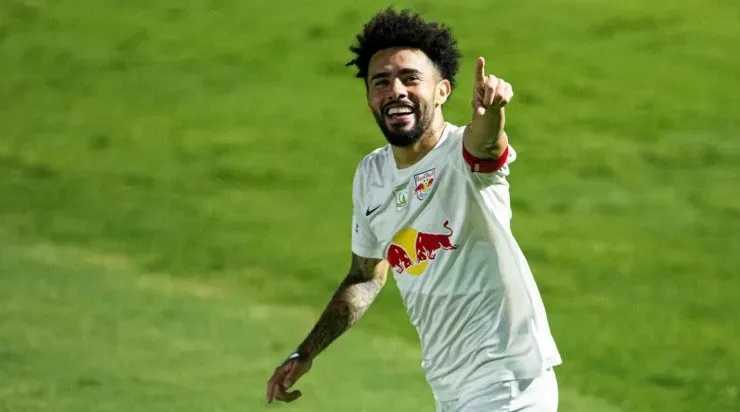 Foto: Diogo Reis/AGIF - Claudinho se destacou no Brasil com a camisa do Bragantino.