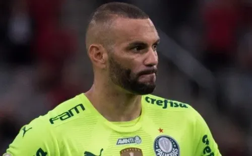 PR - Curitiba - 25/10/2022 - BRASILEIRO A 2022, ATHLETICO PR X PALMEIRAS - Weverton jogador do Palmeiras durante execucao do hino nacional antes da partida contra o Athletico-PR no estadio Arena da Baixada pelo campeonato Brasileiro A 2022. Foto: Robson Mafra/AGIF