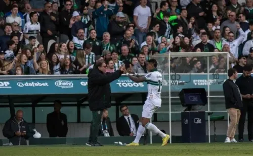 Foto: Robson Mafra/AGIF - Alef Manga comemora gol com Guto Ferreira