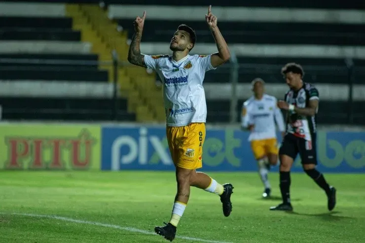 Joao Vitor Rezende Borba/AGIF – Atacante Ronaldo, comemorando seu gol contra o Operário-PR
