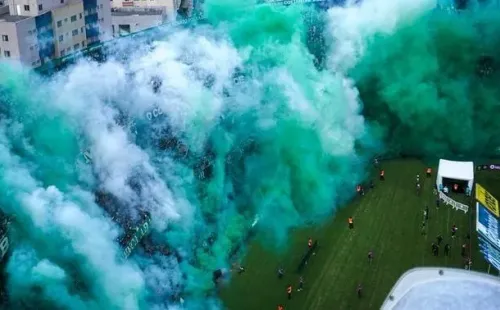 Foto: Douglas Ceccon/Twitter oficial Coritiba - Torcida do Coritiba fez grande festa após a permanência na Série A