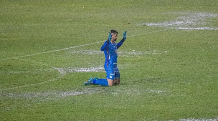 Foto: Celio Junior/AGIF - Mateus Claus comemorando no gramado do Rei Pelé.