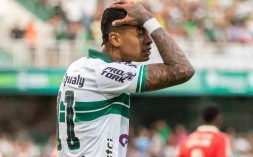 Foto: Robson Mafra/AGIF – Alef Manga tem contrato no Coritiba, mas sonha em jogar no Santos
