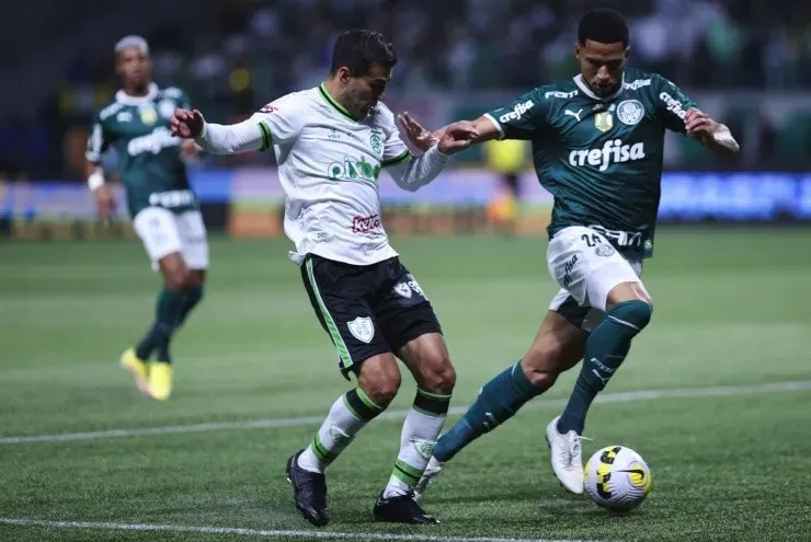 Ettore Chiereguini/AGIF – Jogadores de América-MG e Palmeiras disputando a bola na partida de ontem (9)