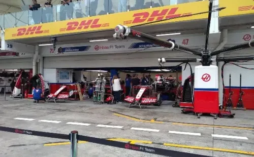 Mecânicos a todo vapor na Haas. Foto: João Almeida