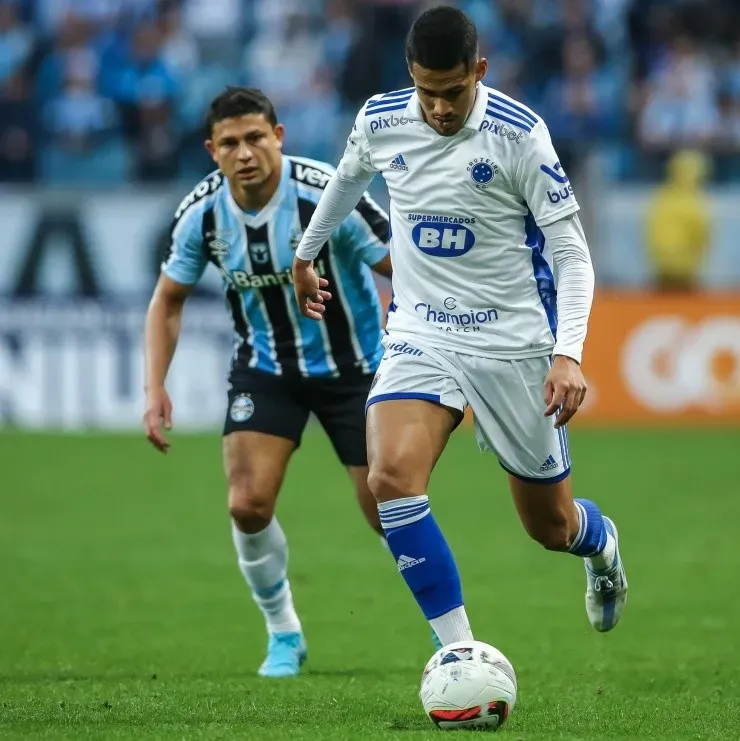 Pedro H. Tesch/AGIF – Lucas Oliveira atuando com a camisa do Cruzeiro