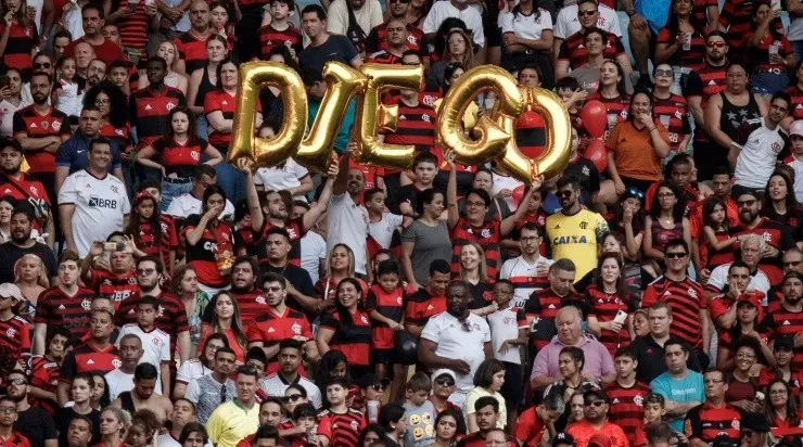 Foto: João Gabriel Alves/AGIF - Torcida do Mengão prestando homenagem à dupla.