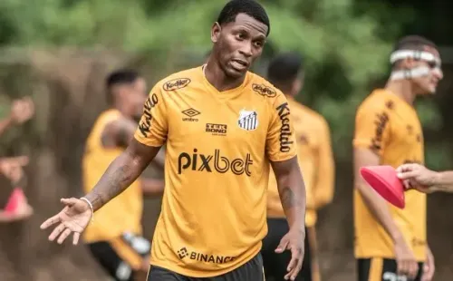 Foto: Ivan Storti/Santos FC – Bryan Angulo tem contrato até junho de 2023 no Santos, mas deve voltar ao Equador