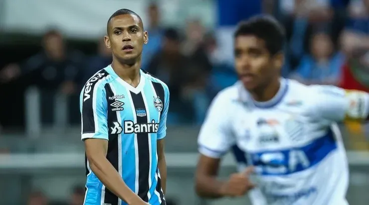 Foto: Pedro H. Tesch/AGIF - Bruno Alves: medalhão teve sequência no Grêmio em 2022