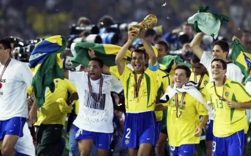 Foto: Alex Livesey/Getty Images - Cafu levantou a taça do Penta, em 2002