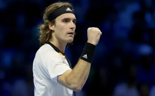 Tsitsipas sobreviveu a um grande jogo contra Medvedev nesta quarta-feira (16). Créditos: Matthew Stockman/Getty Images