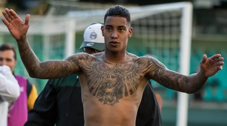 Foto: Robson Mafra/AGIF - Atacante ajudou o Coritiba a permanecer na Série A