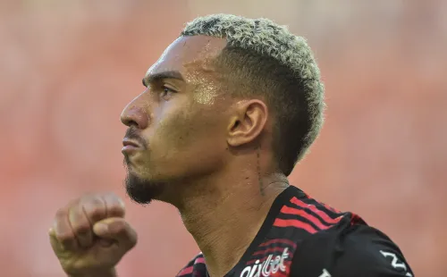 Foto: Thiago Ribeiro/AGIF – Matheuzinho acabou 2022 na reserva da LD do Flamengo e interessa ao Cruzeiro