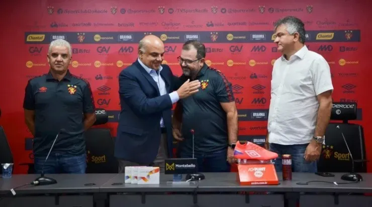 Foto: Igor Cysneiros/Sport - Enderson foi apresentado ao lado da diretoria.