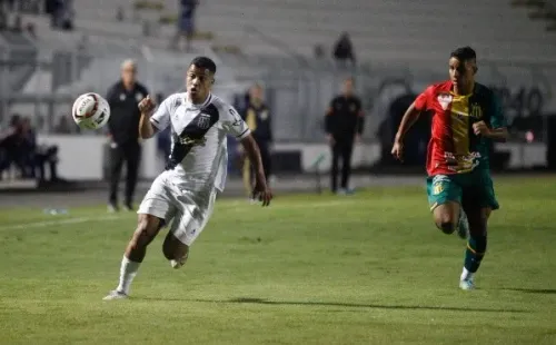 SP - Campinas - 23/06/2022 - BRASILEIRO B 2022, PONTE PRETA X SAMPAIO CORREA - Echapora jogador do Ponte Preta disputa lance com Rafael Villa jogador do Sampaio Correa durante partida no estadio Moises Lucarelli pelo campeonato Brasileiro B 2022. Foto: Rogerio Capela/AGIF
