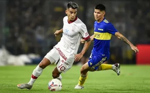 BUENOS AIRES, ARGENTINA - MARCH 06: Franco Cristaldo of Huracan fights for the ball with Jorman Campuzano of Boca Juniors during a match between Boca Juniors and Huracan as part of Copa de la Liga 2022 at Estadio Alberto J. Armando on March 6, 2022 in Buenos Aires, Argentina. (Photo by Marcelo Endelli/Getty Images)