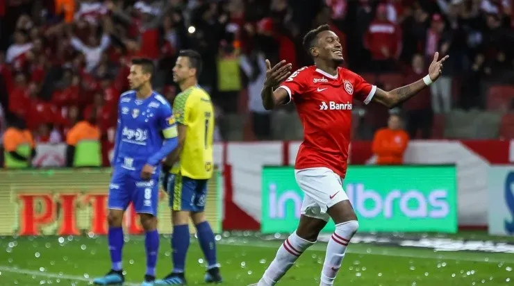 Foto: Pedro H. Tesch/AGIF - Edenilson comemorando gol na semifinal da Copa do Brasil de 2019.