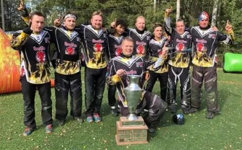 Juha Helppi ao centro com a taça (Foto: Divulgação/Paintball.fi)
