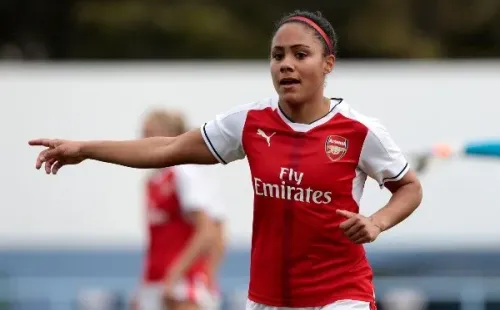 Foto: Filipe Farinha/Getty Images For VfL Wolfsburg – Alex Scott em ação pelo Arsenal em 2017, ano que se aposentou do futebol