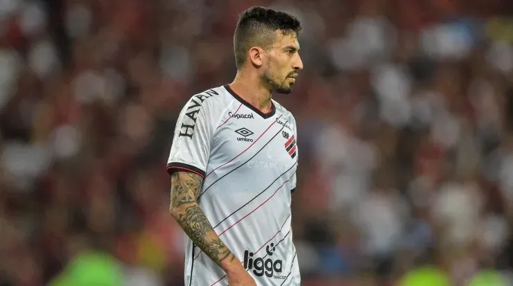 Foto: Thiago Ribeiro/AGIF - O Furacão já definiu o preço para vender o zagueiro