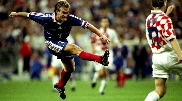 Foto: Clive Brunskill /Allsport - Deschamps venceu a Copa como treinador e como jogador, em 1998.