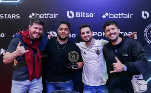 A festa pela cravada do Turbo KO (Foto: Rafael Terra/BSOP)