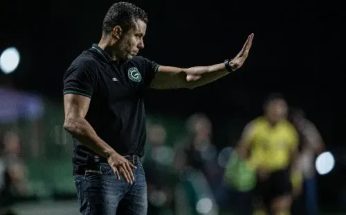 GO - Goiania - 15/06/2022 - BRASILEIRO A 2022, GOIAS X INTERNACIONAL - Jair Ventura tecnico do Goias durante partida contra o Internacional no estadio Serrinha pelo campeonato Brasileiro A 2022. Foto: Heber Gomes/AGIF