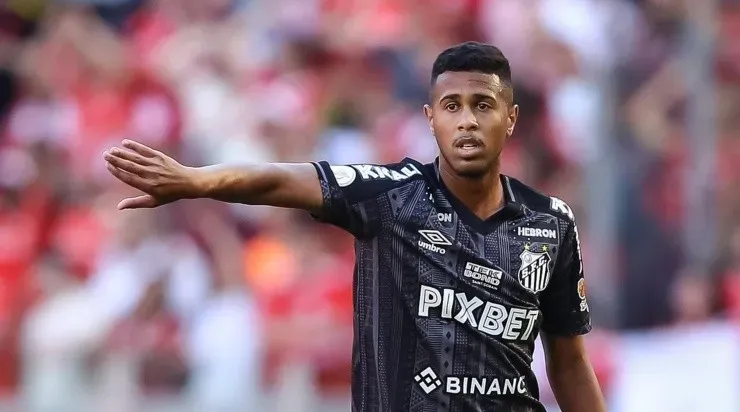 Pedro H. Tesch/AGIF – Ed Carlos atuando com a camisa do Santos em 2022
