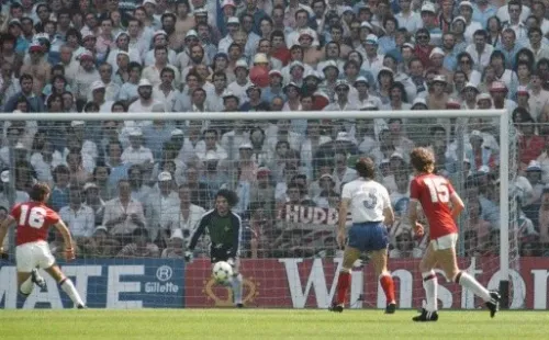 Photo by Allsport/Getty Images - Duelo entre França e Inglaterra em 1982
