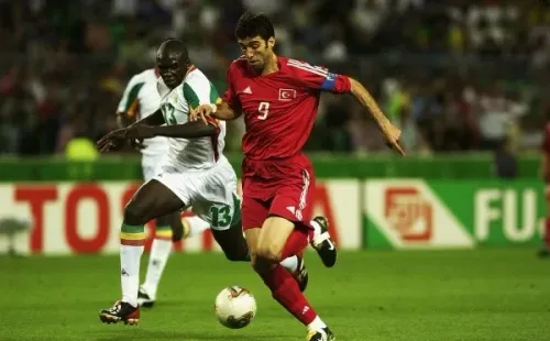 Photo by Stu Forster/Getty Images - Hakan Sukur é o autor do gol mais rápido da história de