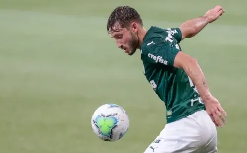 Foto: Marcello Zambrana/AGIF – Matías Viña, do Uruguai, defendeu o Palmeiras até o meio de 2021