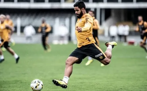 Foto: Ivan Storti/Santos – Felipe Jonatan tem preferência de Odair para jogar na lateral esquerda
