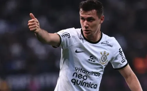 Foto: Ettore Chiereguini/AGIF – Lucas Piton entrou na mira do Vasco, da 777, para a próxima temporada