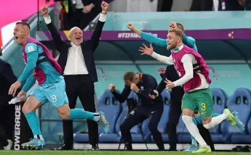 Youssef Loulidi/Fantasista/Getty Images – Graham Arnold e seus jogadores comemorando a classificação