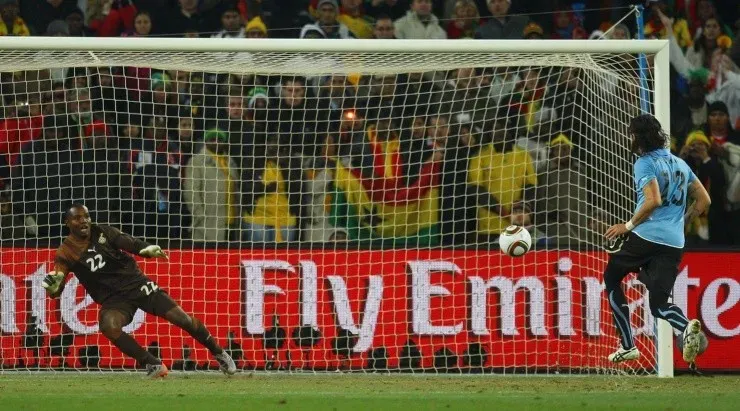 Foto: Cameron Spencer/Getty Images - Cobrança que deu a classificação épica do Uruguai.