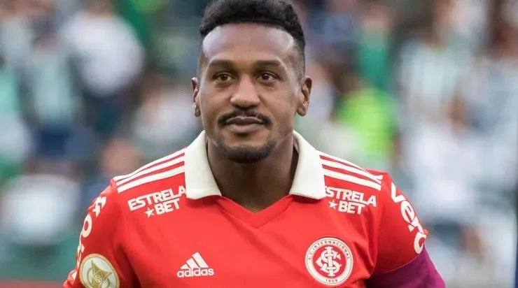 Foto: Robson Mafra/AGIF - Edenilson: meia não deve permanecer no Inter