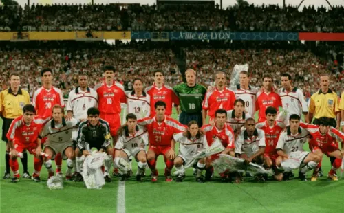 Foto: Getty Images. Foto histórica do confronto entre Irã e Estados Unidos, em 1998