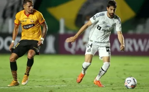 Foto:Guilherme Calvo-Pool/Getty Images – Luan Peres ogou bem no Santos