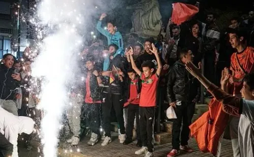 Pablo Miranzo/Anadolu Agency via Getty Images – Festa dos torcedores marroquinos após eliminar a Espanha