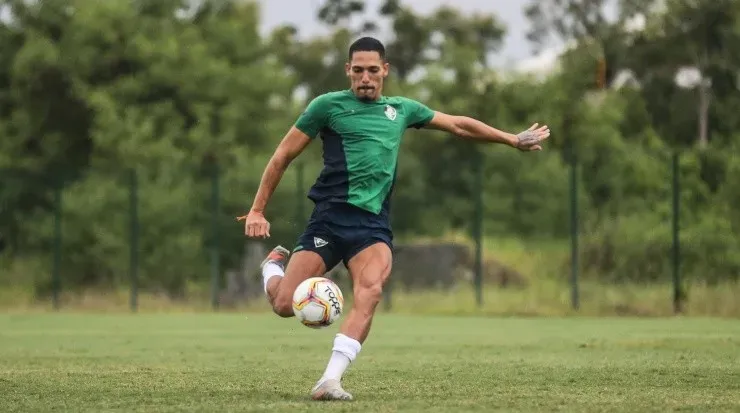 Foto: FLUMINENSE F.C. / DIVULGAÇÃO - O lateral deseja seguir no futebol europeu
