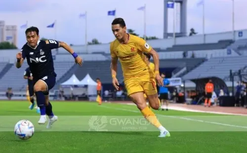 Atacante Reis em ação pelo Gwangju FC. – Foto: Divulgação/Gwangju FC