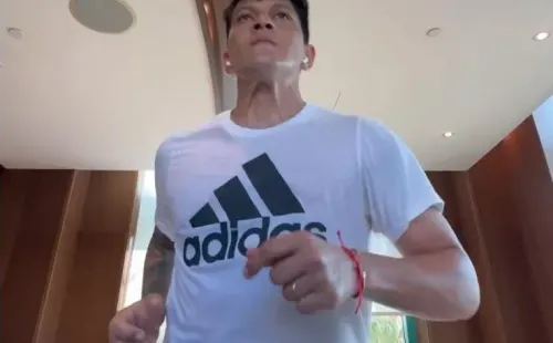 Cano fazendo ecercícios durante suas férias no Catar. Foto: Reprodução/ Instagram