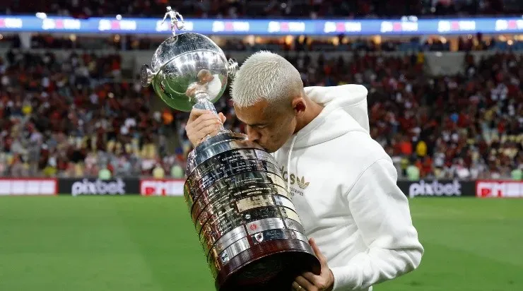 Foto: Wagner Meier/Getty Images - Santos com a taça de campeão da América.